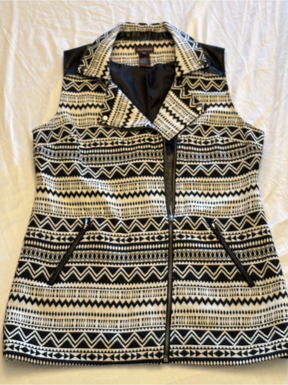 Geometric Aztec Vest Women’s Small Full Zip Black White Long With Pockets EUC